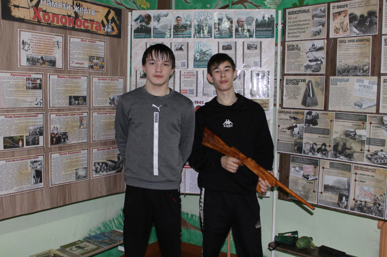 Созданные и установленные стенды пополнили экспозицию школьного музея.